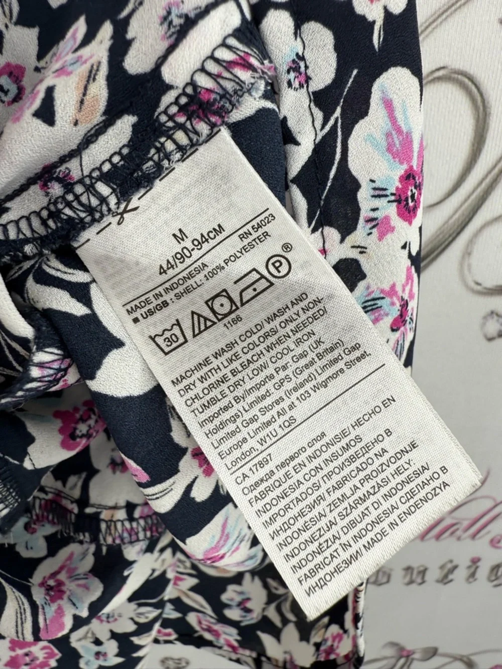 Banana Republic Short-Sleeve Cardigan with Pink and White Flowers Floral tie up - Picture 8 of 9